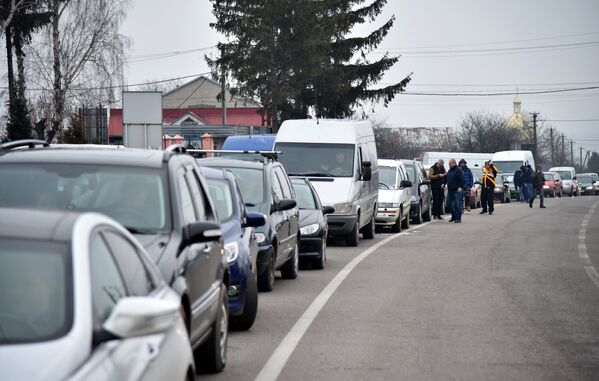Автомобили на границе между Украиной и Польшей во время акции протеста против ужесточения таможенного контроля. 10 января 2018