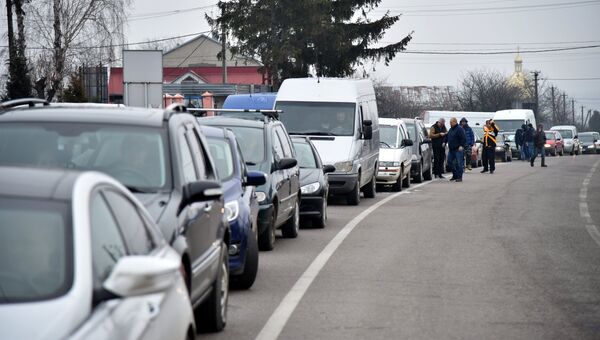 Автомобили на границе между Украиной и Польшей во время акции протеста против ужесточения таможенного контроля. 10 января 2018