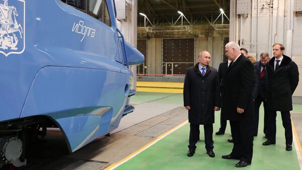 Президент РФ Владимир Путин во время осмотра электропоезда Иволга в цехе Тверского вагоностроительного завода. 10 января 2018