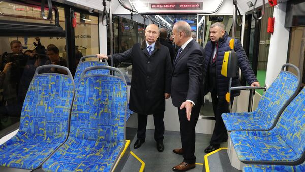 Президент РФ Владимир Путин во время осмотра низкопольного трамвая в цехе Тверского вагоностроительного завода. 10 января 2018