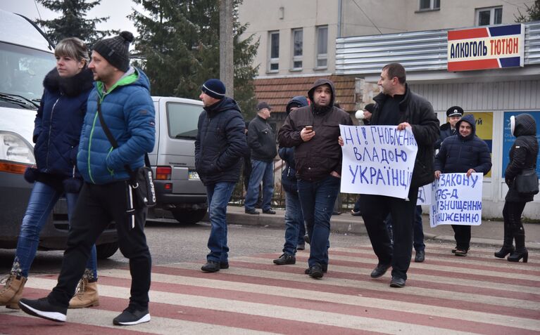 Участники акции протеста на границе между Украиной и Польшей против ужесточения таможенного контроля, запрета на перевозку товаров через границу больше определенной суммы