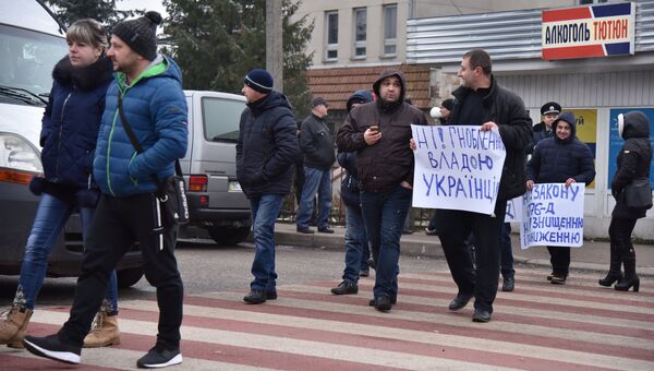 Участники акции протеста на границе между Украиной и Польшей против ужесточения таможенного контроля, запрета на перевозку товаров через границу больше определенной суммы