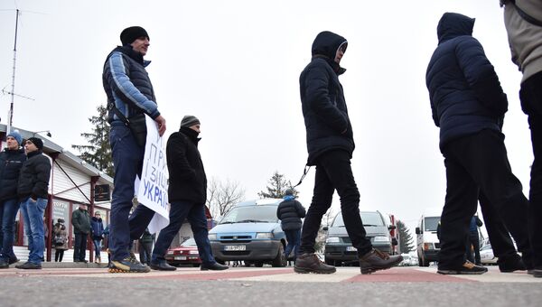 Участники акции протеста на границе между Украиной и Польшей против ужесточения таможенного контроля, запрета на перевозку товаров через границу больше определенной суммы