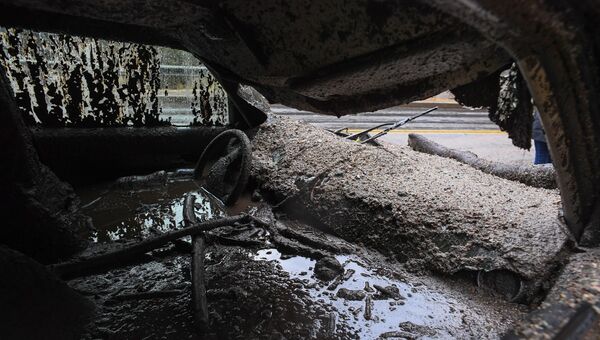 Грязь, заполнившая салон автомобиля, в результате оползеня с дождем в окрестностях Бербанке, штат Калифорния, США. 9 января 2018