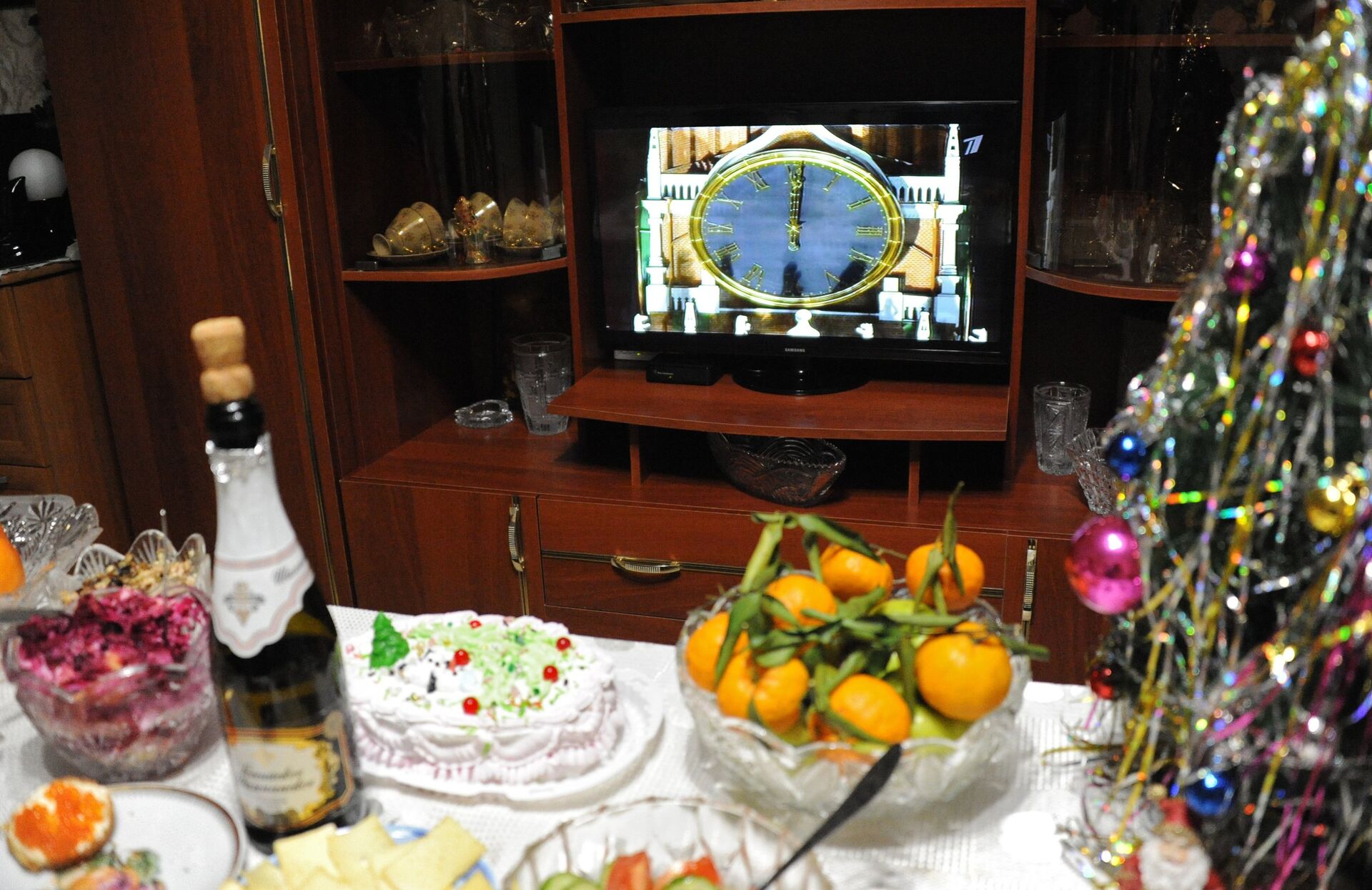 Праздничный стол во время встречи Нового года - РИА Новости, 1920, 09.12.2022