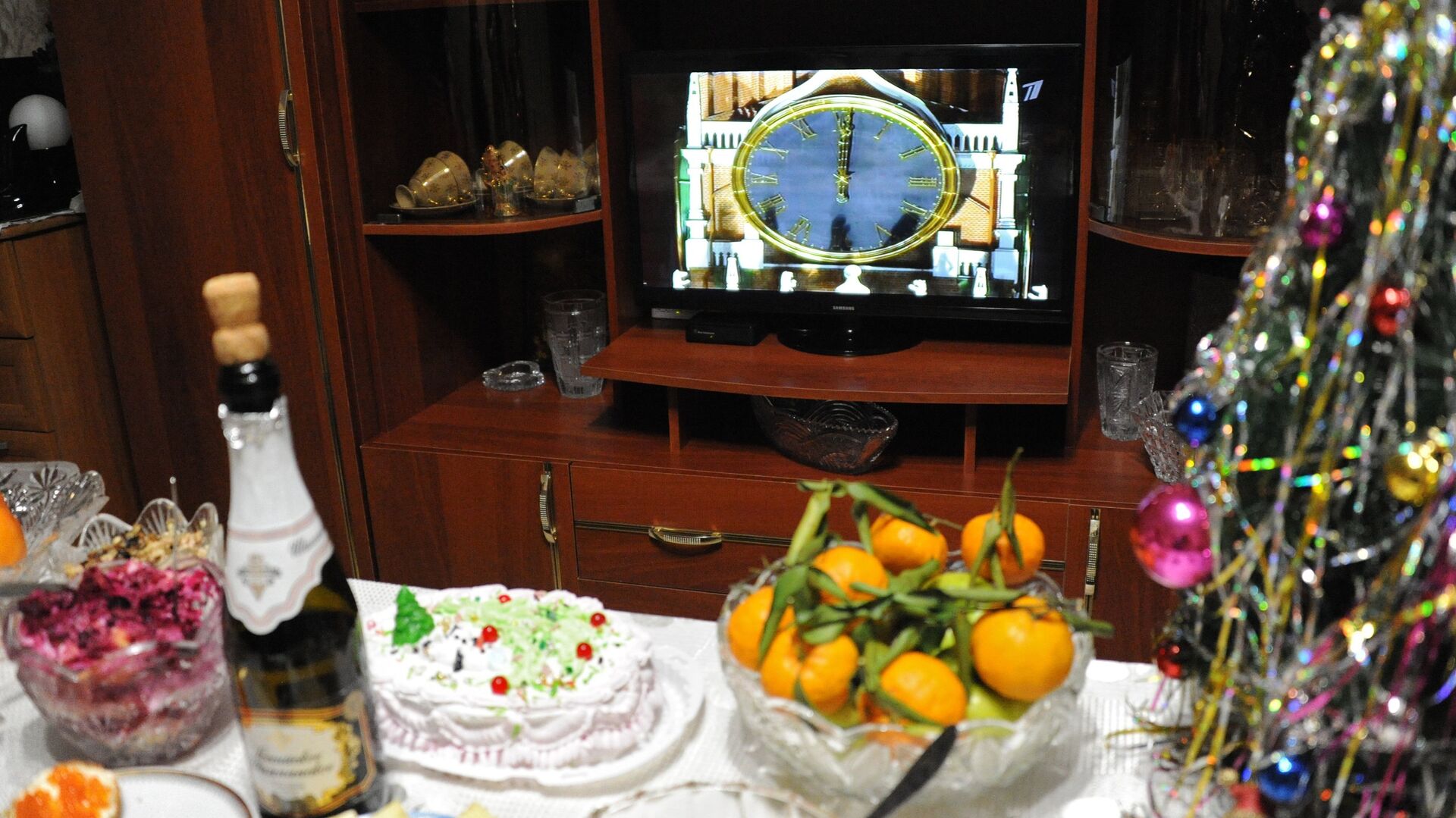 Праздничный стол во время встречи Нового года - РИА Новости, 1920, 24.12.2021