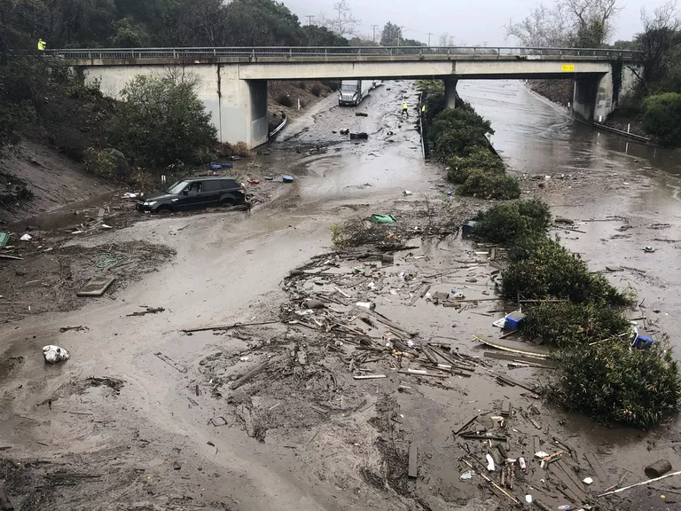 Автомагистраль США 101 затоплена сточной водой из Монтесито-Крик в Монтесито, Калифорния, США. 9 января 2018 Автомагистраль США 101 затоплена сточной водой из Монтесито-Крик в Монтесито, Калифорния, США. 9 января 2018