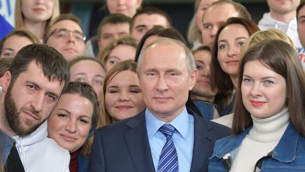 Президент РФ Владимир Путин во время встречи с волонтерами в своем предвыборном штабе в Гостином дворе в Москве. 10 января 2018