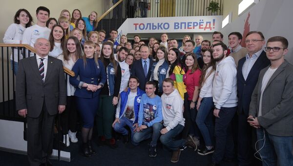 Президент РФ Владимир Путин во время встречи с волонтерами в своем предвыборном штабе в Гостином дворе в Москве. 10 января 2018