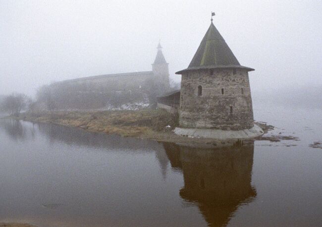 Плоская башня Псковского кремля. Псков. Архив