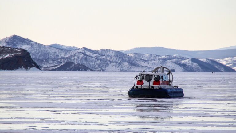 Катер на воздушной подушке на льду озера Байкал
