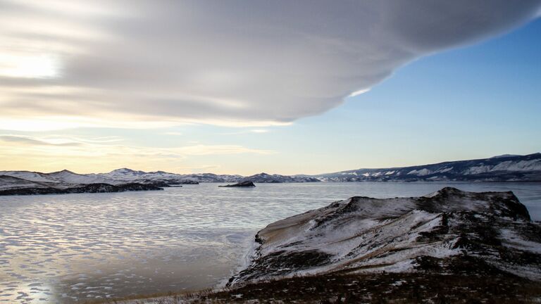 Лед на озере Байкал возле острова Огой