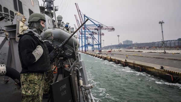 Эсминец ВМС США Карни заходит в порт Одессы, Украина. 8 января 2018