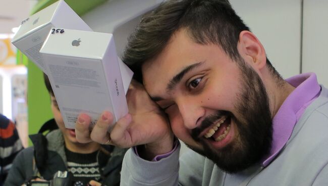 Мужчина во время старта продаж смартфона iPhone X