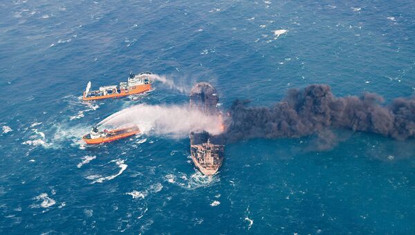 Тушение пожара на нефтяном танкере Sanchi у берегов Китая