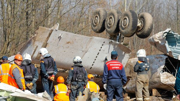 Спасательные службы на месте крушения польского правительственного самолета Ту-154 под Смоленском