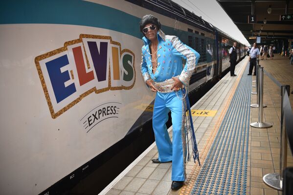 Поклонники Элвиса Пресли отправляются на Элвис-экспрессе из Сиднея на фестиваль в город Паркс