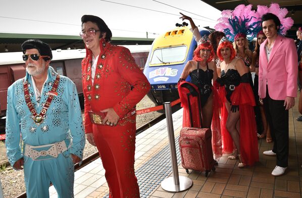 Поклонники Элвиса Пресли отправляются на Элвис-экспрессе из Сиднея на фестиваль в город Паркс