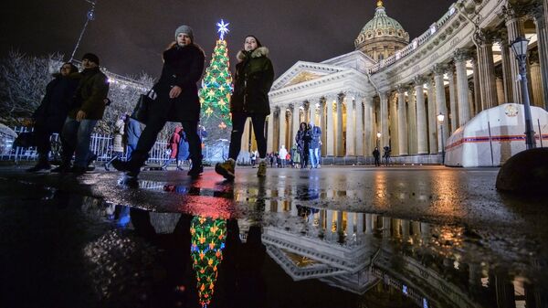 Прохожие на Казанской площади в Санкт-Петербурге