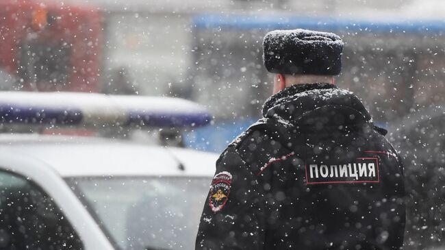 Сотрудник полиции на улице Москвы. Архивное фото