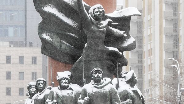 Скульптурная композиция постамента памятника В. И. Ленину на Калужской площади в Москве