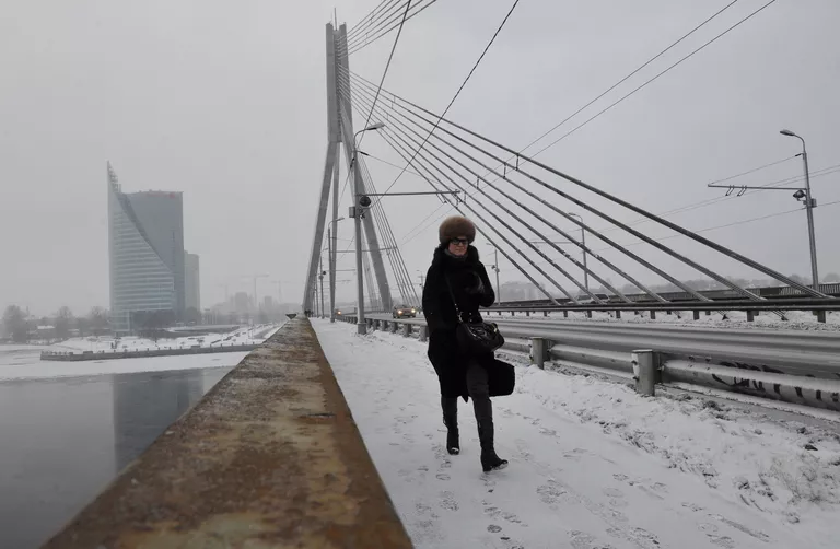 Прохожая на Вантовом мосту через реку Даугава в Риге Прохожая на Вантовом мосту через реку Даугава в Риге