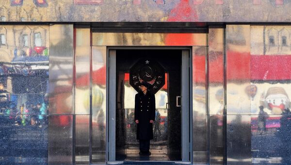 Почетный караул у входа в Мавзолей Ленина в Москве
