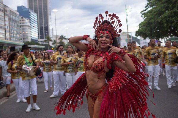 Танцоры школы самбы на уличном параде у пляжа Копакабана в Рио-де-Жанейро, Бразилия