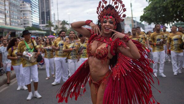 Танцоры школы самбы на уличном параде у пляжа Копакабана в Рио-де-Жанейро, Бразилия