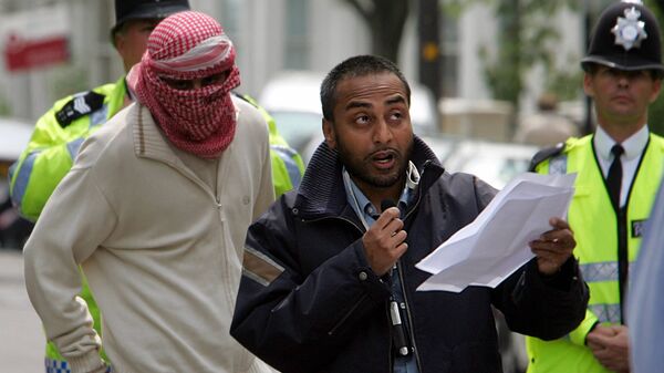 Абу Азиз читает заявление от имени радикального мусульманского шейха Абу Хамзы аль-Масри в Лондоне