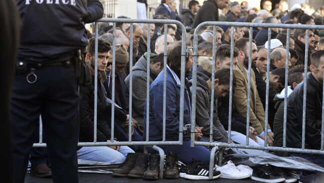 Мусульмане во время молитвы в Греции. Архивное фото