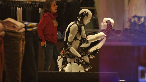 Роботы, выставленные для рекламы новой осенне-зимней коллекции одежды, в торговом зале ЦУМа