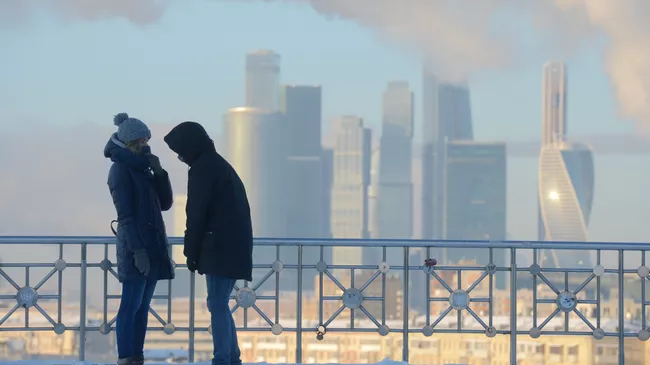 Молодые люди на смотровой площадке РАН в Москве