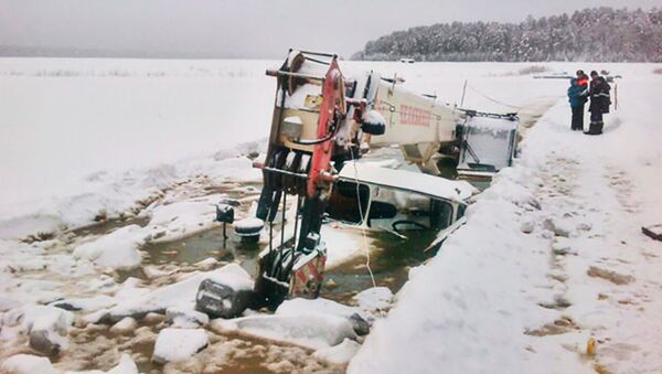 Бензовоз и кран провалились под лед в Иркутской области. 12 января 2018