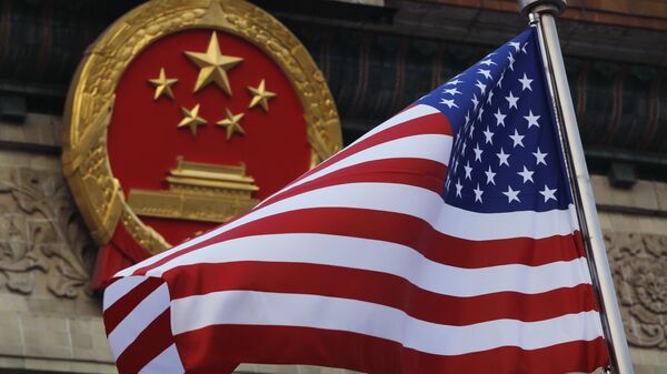 Флаг США на фоне эмблемы Китая в Пекине. Архивное фото