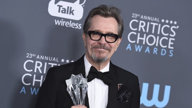 Гари Олдман с наградой за лучшую мужскую роль на премии Critics' Choice Awards