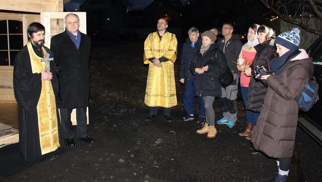 Настоятель прихода РПЦ Московского патриархата в Рейкьявике протоиерей Тимофей (Золотуский) и посол России в Исландии Антон Васильев на открытии временной часовни Николая Чудотворца, Исландия. 12 января 2018