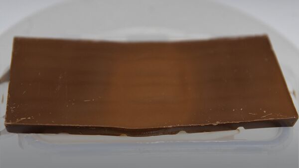 Шоколад на статичной подложке расплавился в месте, куда падают электромагнитные волны