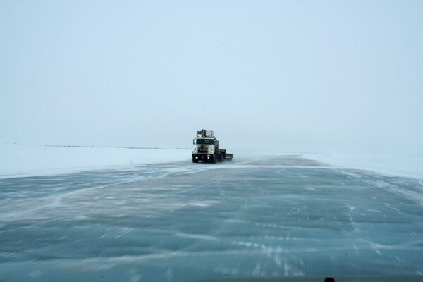 Ледяная дорога Тактояктук в Канаде