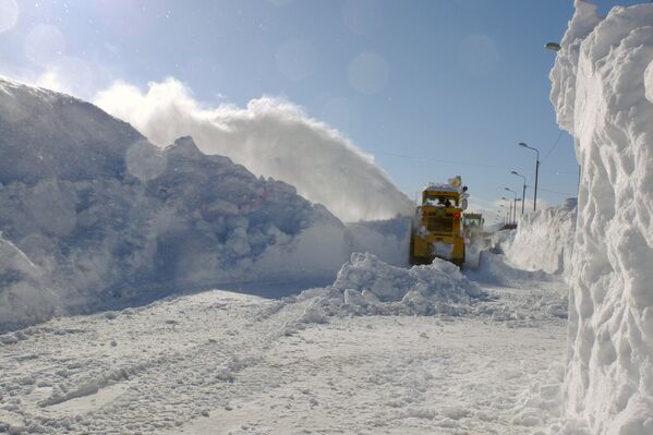 Снегоуборочная техника очищает от снега одну из улиц села Троицкое Анивского района Сахалинской области