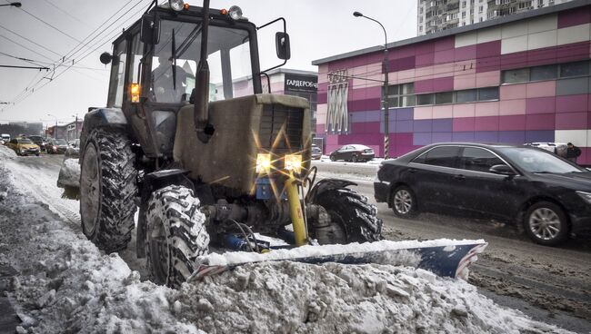 Уборка снега в Москве. Архивное фото