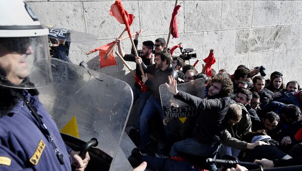 Полиция столкнулась с демонстрантами, пытающихся прорваться в здание парламента в Афинах, Греция. 12 января 2018