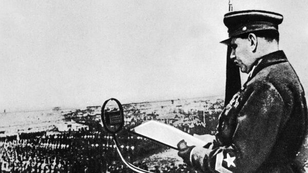Командующий войсками ОДВА маршал Василий Блюхер принимает военную присягу войск Хабаровского гарнизона, 1935 год