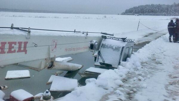 Бензовоз с 20 тоннами топлива провалился под лед на реке Лене. 12 января 2018
