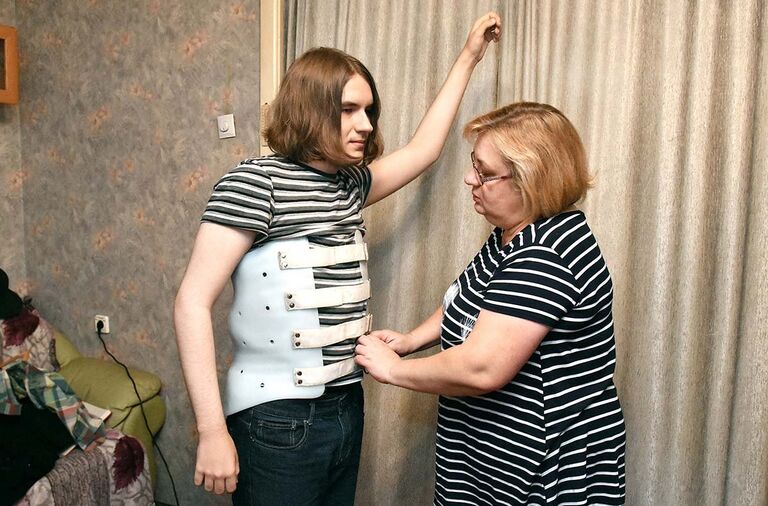 Жесткий пластик сдавливает тело. Его надо носить днем и ночью Жесткий пластик сдавливает тело. Его надо носить днем и ночью