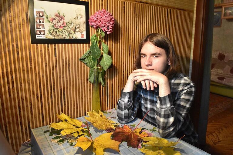 Никто из его друзей не знает, что после нагрузки он вынужден целый день отлеживаться, потому что страшно ноет спина и невыносимо болят ноги Никто из его друзей не знает, что после нагрузки он вынужден целый день отлеживаться, потому что страшно ноет спина и невыносимо болят ноги