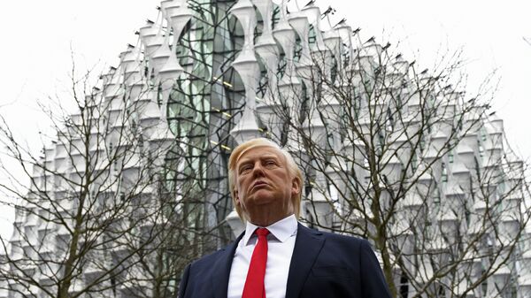 Восковая фигура президента США Дональда Трампа у строящегося здания посольства США в Лондоне. 12 января 2018