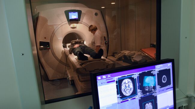 Пациент во время магнитно-резонансной томографии. Архивное фото