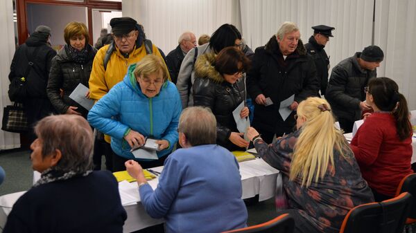Жители Праги на избирательном участке во время первого тура президентских выборов в Чехии. Архивное фото