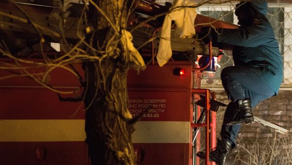 Сотрудник МЧС на месте взрыва газа в жилом доме по 5-й Кордной улице в Омске. 12 января 2018